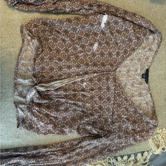 American Eagle Outfitters Women’s Multicolor Floral Blouse Size M NWOT V Neck - Picture 4 of 14